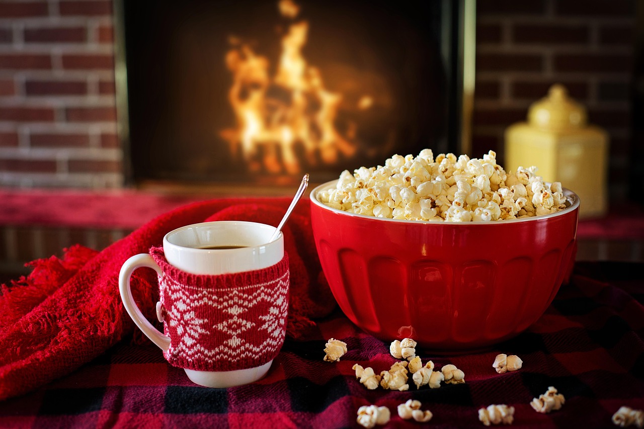 Chocolat chaud près de la fenêtre hivernale.