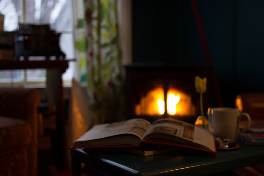 Intérieur chaleureux avec bougies et plaids hiver.