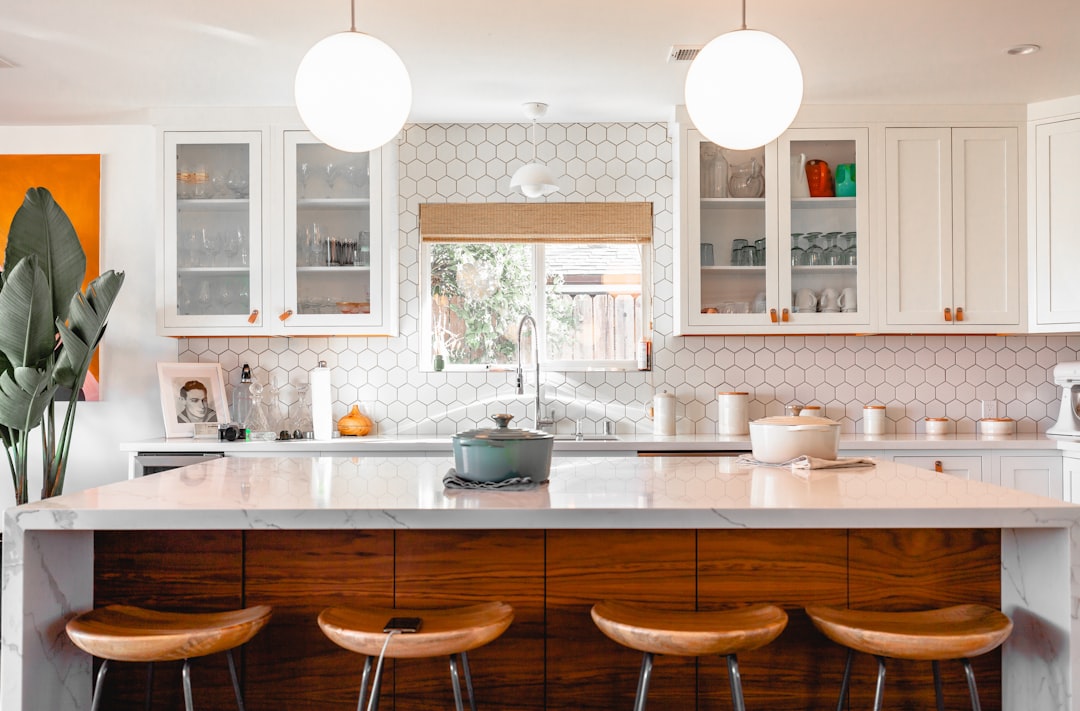 Îlot central moderne dans cuisine fonctionnelle.