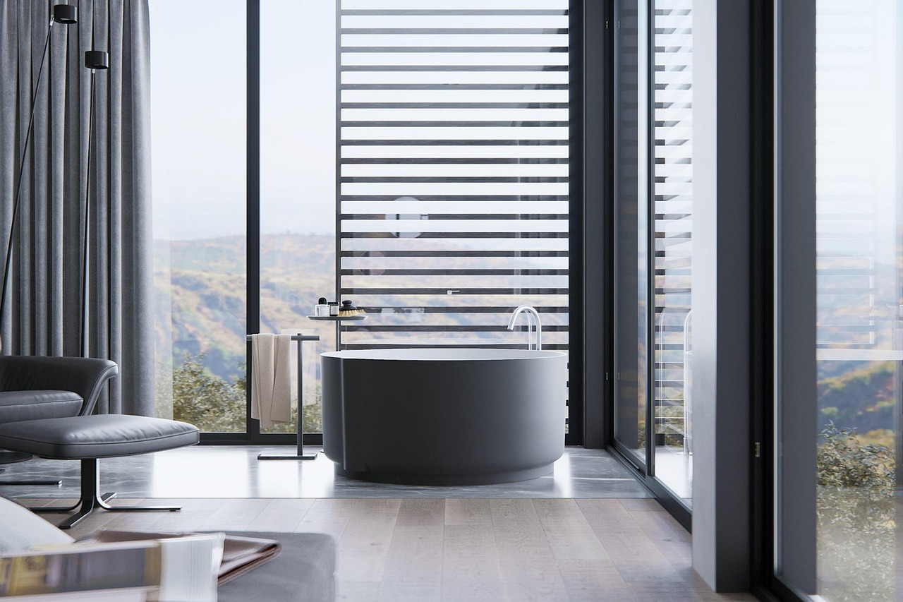 Étagères en bois clair dans salle de bain organisée.