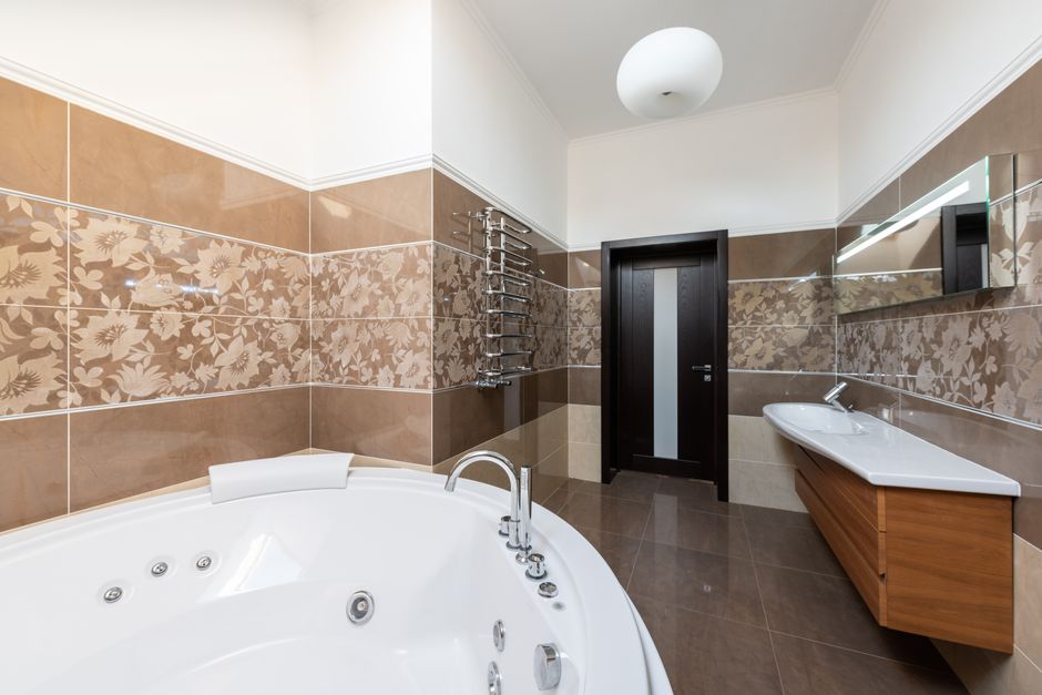 Lavabo suspendu avec accessoires adaptés pour salle de bain.