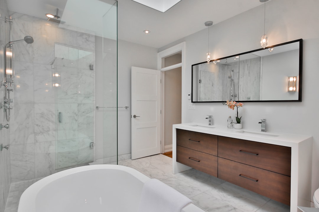 Carrelage blanc moderne dans une salle de bain aménagée.
