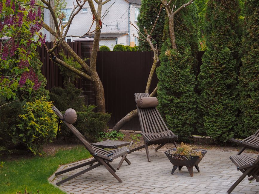 Terrasse en bois avec mobilier de jardin moderne.