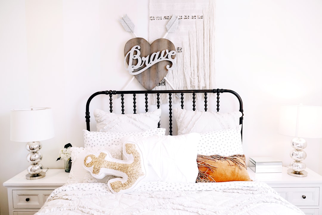 Un lit enfantin avec des coussins animaux.