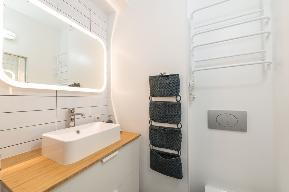 Organisation efficace d'une salle de bain étroite.