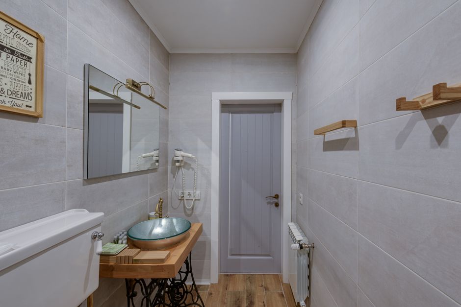 Tour de rangement moderne dans salle de bain étroite.